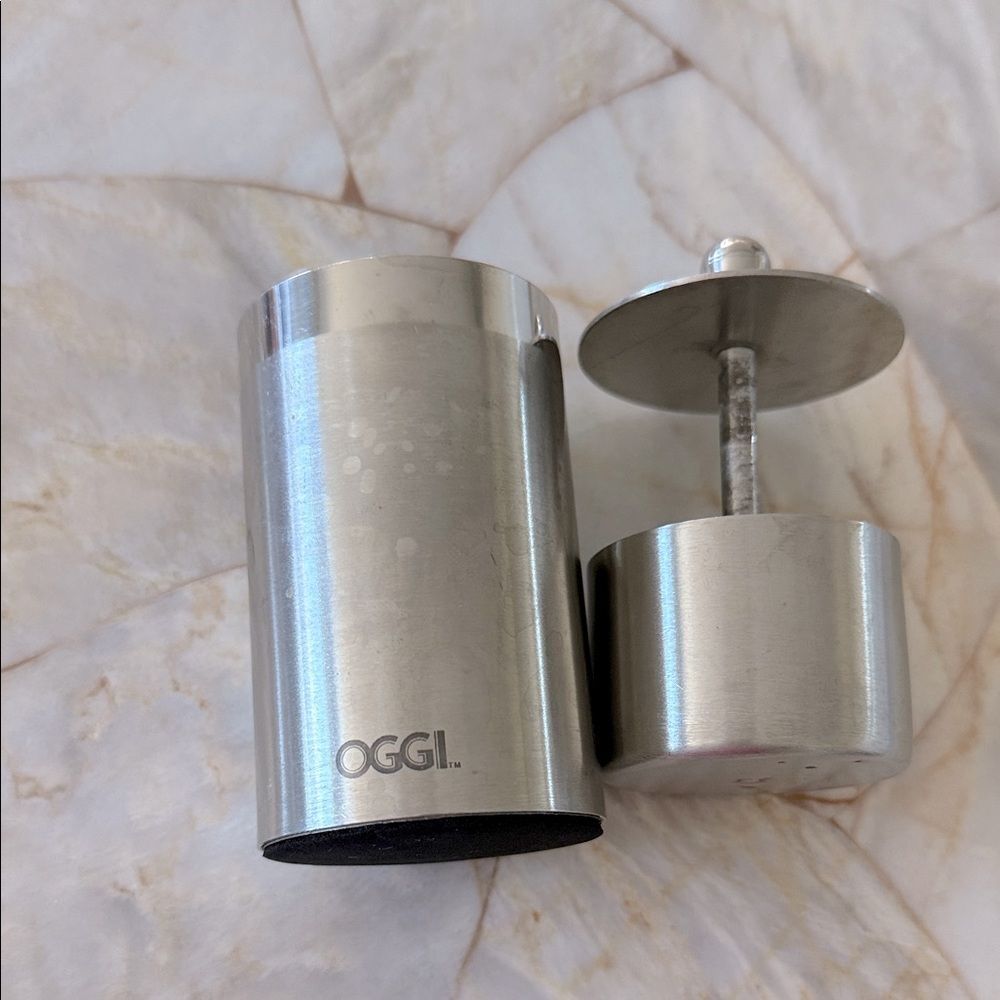 OGGI Stainless Steel Cocktail Shaker Silver Brushed Metal‎ Barware with Strainer